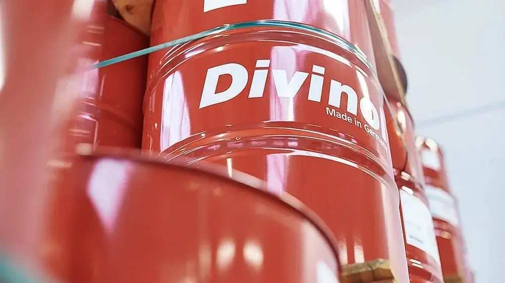 Divinol mucas ar uzrakstu “Made in Germany” Zeller+Gmelin noliktavā